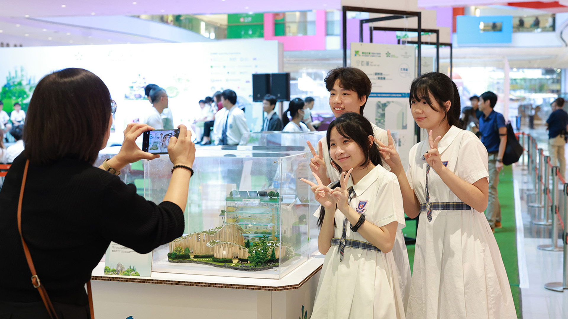 A record breaking, 500 students from 82 local and Greater Bay Area schools unleashed their creativity in the My Green Space Student Competition 2024–2025, organised by the Hong Kong Green Building Council (HKGBC) and solely sponsored by Chinachem Group (CCG). 