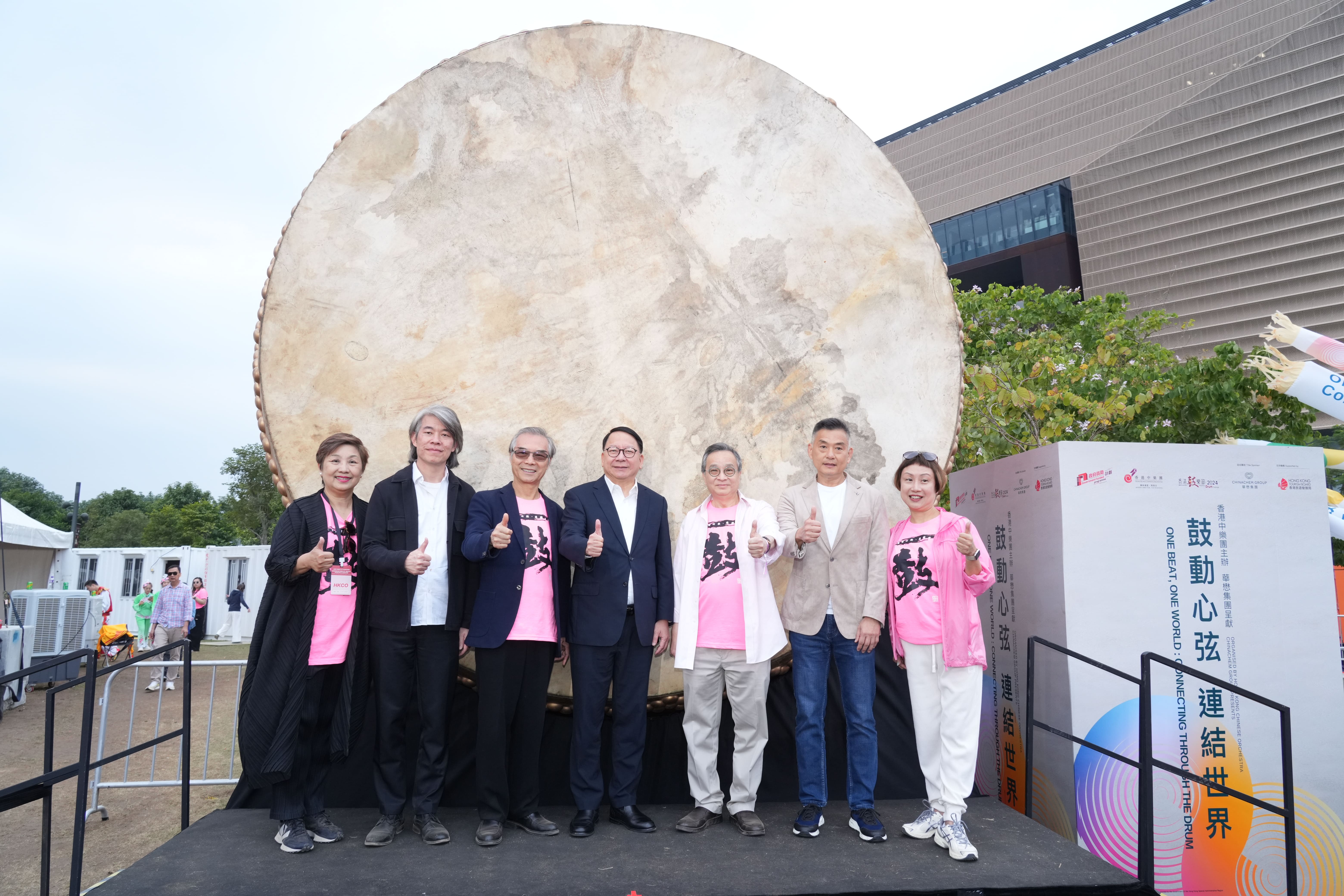 「鼓動心弦 連結世界」5G音樂會嘉賓：政務司司長陳國基（中）、中樂團主席賴顯榮（右三）、藝術總監閻惠昌（左三）及華懋行政總裁張利民（右二）。