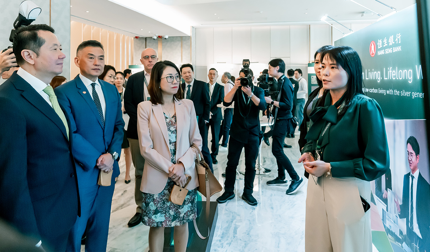 Guests visit exhibition booths and exchange insights on sustainability and innovation.