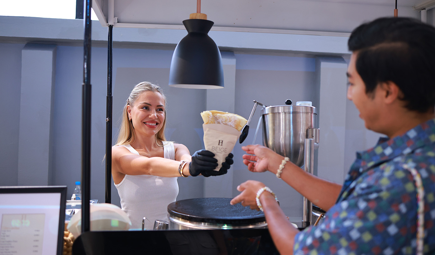 The live crêpe station fills the air with irresistible aromas, captivating every corner of the market.