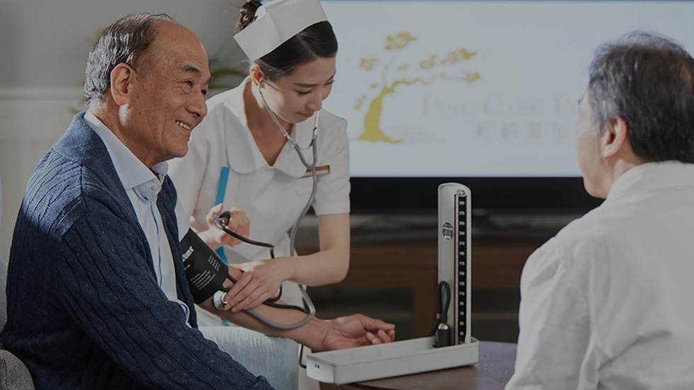 松齡雅苑 (Pine Residence) 為「尚耆．賢居」系列位於銅鑼灣禮頓道 1 號的旗艦項目，面積約 35,000 平方呎，為 188 名長者提供優雅居所。一、二樓設有舒適單人及雙人房，三樓則提供面積達 400 平方呎的豪華套房，配備獨立衛浴及先進醫療支援。