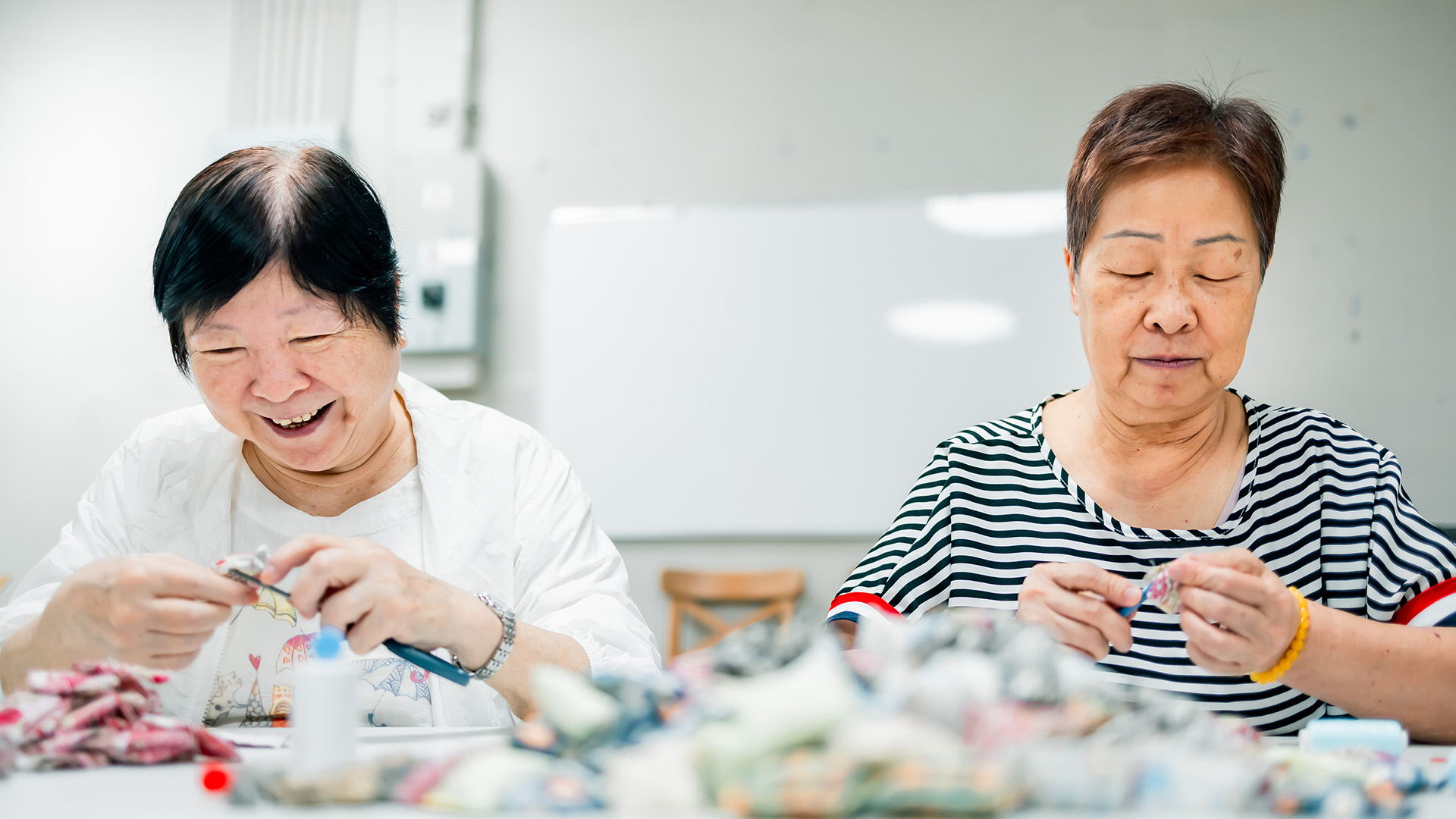 華懋集團與致力推動長者就業的社會企業銀杏館攜手合作，邀請長者以一針一線縫製「抓子」紀念品。