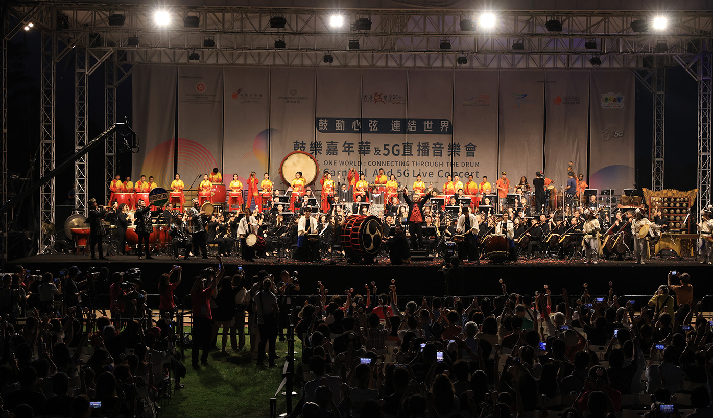 领导全体观众与世界各地鼓乐名家以布郎鼓互动演奏