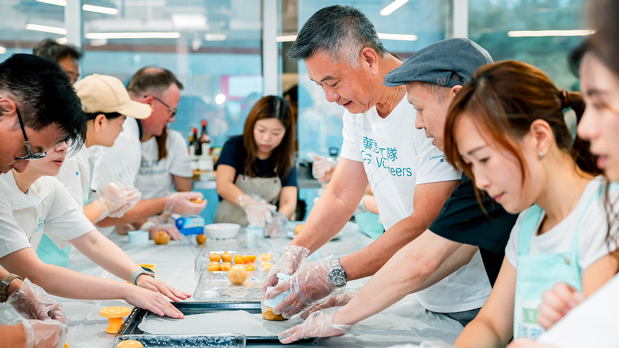 华懋集团管理层早前来到社区客厅，与大家一起製作月饼、猜灯谜，在欢笑声中提前庆祝中秋