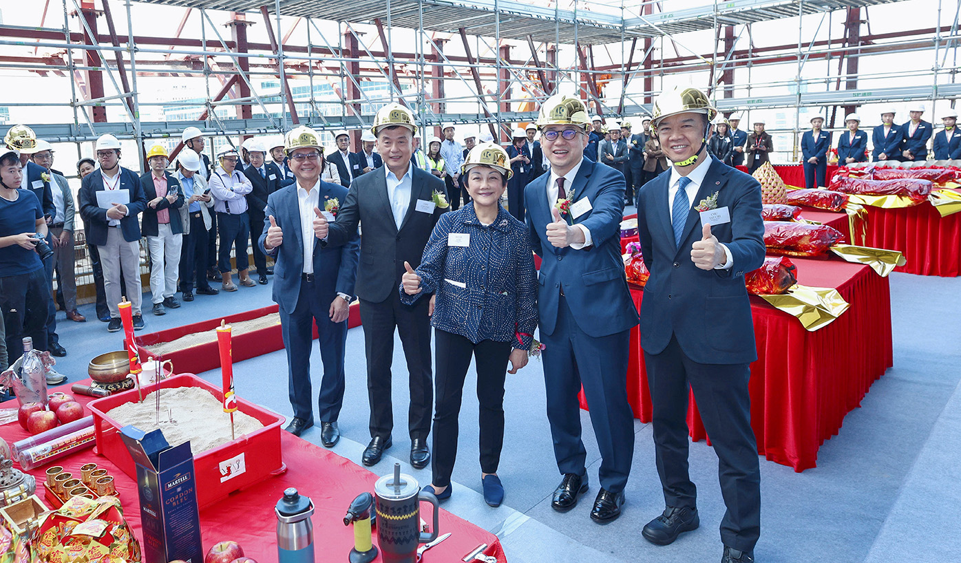 The topping-out ceremony for Lee Garden Eight was hosted by representatives from Hysan Development Company Limited, Chinachem Group, and Hip Hing Construction.