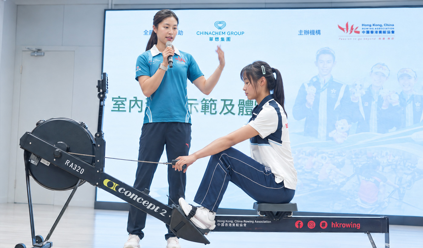 专业教练向学生示范室内赛艇技巧及训练方法，让学生掌握基本动作，为其后的体验及友谊赛作准备。