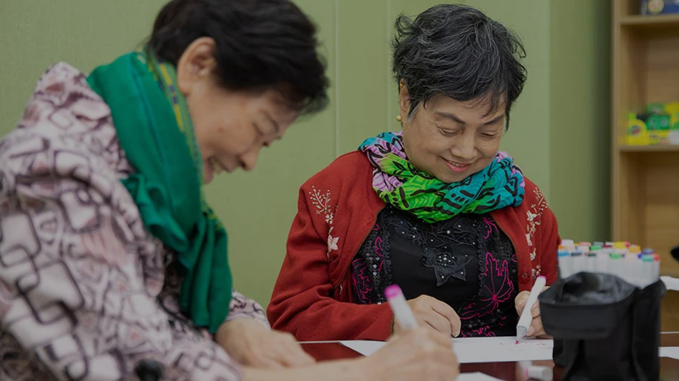 松齡樂軒 (Pine Care Point) 為「尚耆．賢居」系列位於石硤尾的九龍旗艦院舍，佔地逾 43,000 平方呎，專為認知障礙症長者提供專業護理服務。院舍設有 103 張床位，提供包括單人套房及二至四人房等多種房型選擇，致力營造尊貴且專業的照護空間。