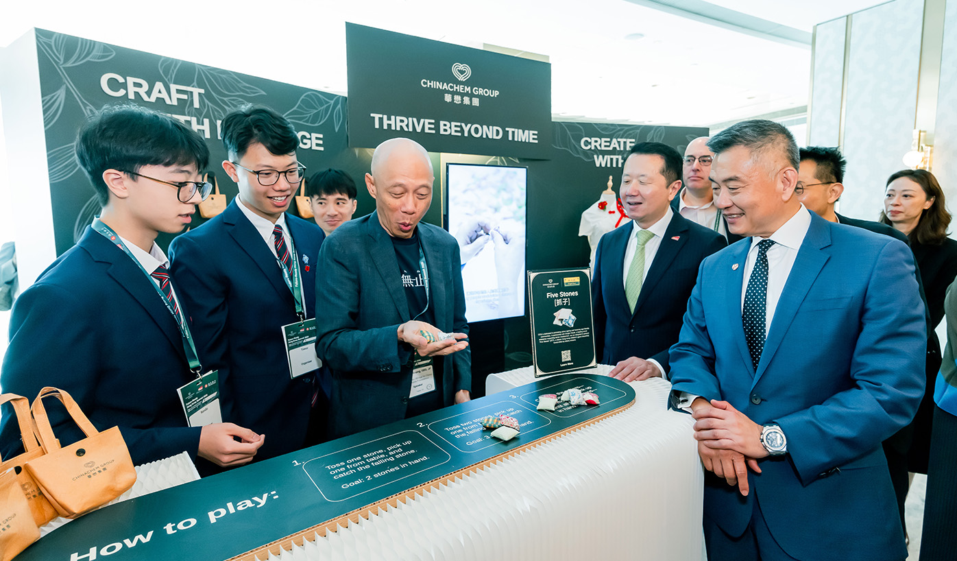 Guests visit exhibition booths and exchange insights on sustainability and innovation. 