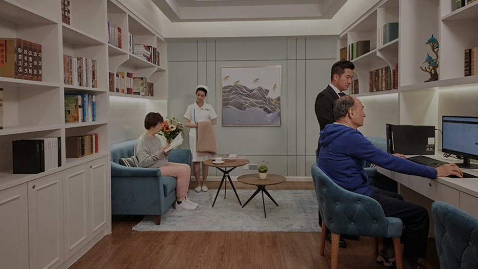 松齡雅苑位於元朗形點一期 Yoho Mall I（毗鄰元朗站），擁有逾 33,000 平方呎空間及 68 個宿位，人均面積達 500 平方呎。院舍推崇長者自主生活模式，讓長者在寬敞舒適、具私隱且高品質的環境中享受豐盛生活。