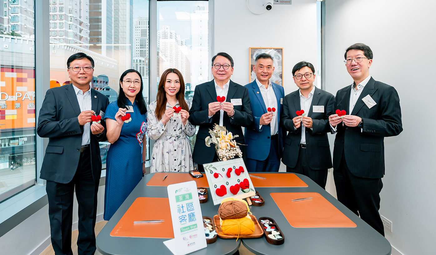 主禮嘉賓參觀荃灣社區客廳的設施，並與會員交流，一同製作心形吊飾，寓意客廳「以心爲本」的服務理念，為會員開展安心、健康、充滿希望的未來。