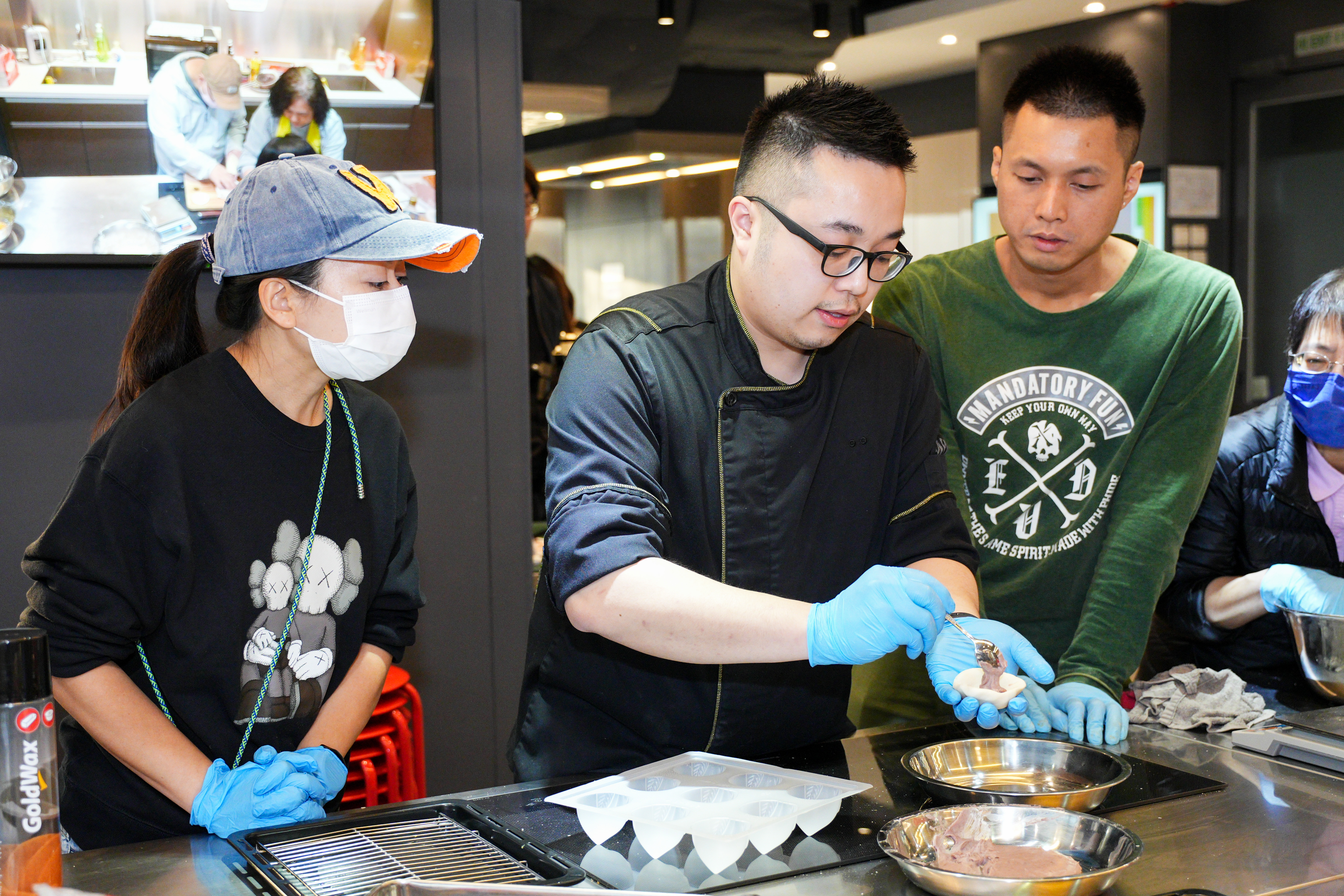 如心酒店集团西厨团队向义工分享长者友善餐饮之烹饪知识与专业心得，以支援护老院舍之长者服务。