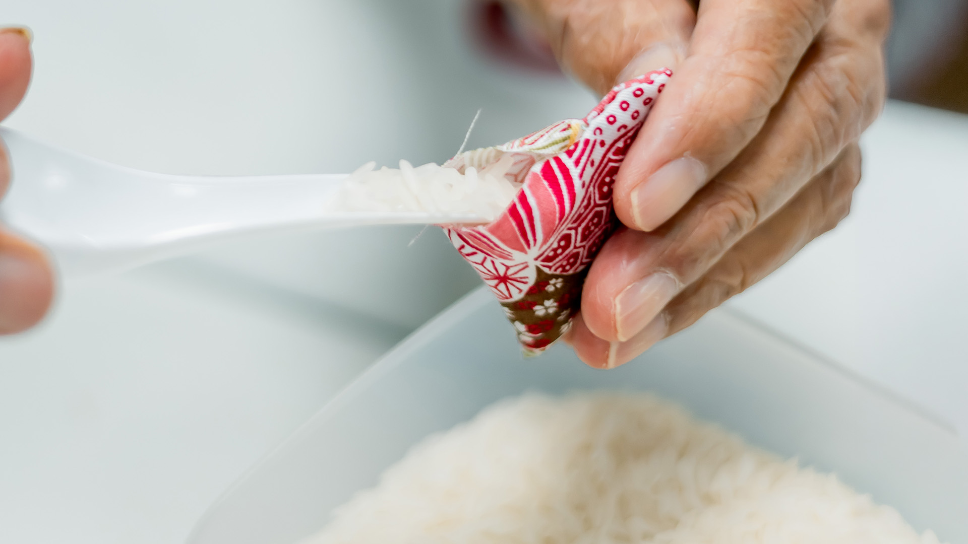 In collaboration with Gingko House, a social enterprise dedicated to elderly employment, Chinachem Group invited the elderly to handcraft “five stones” as commemorative pieces. 