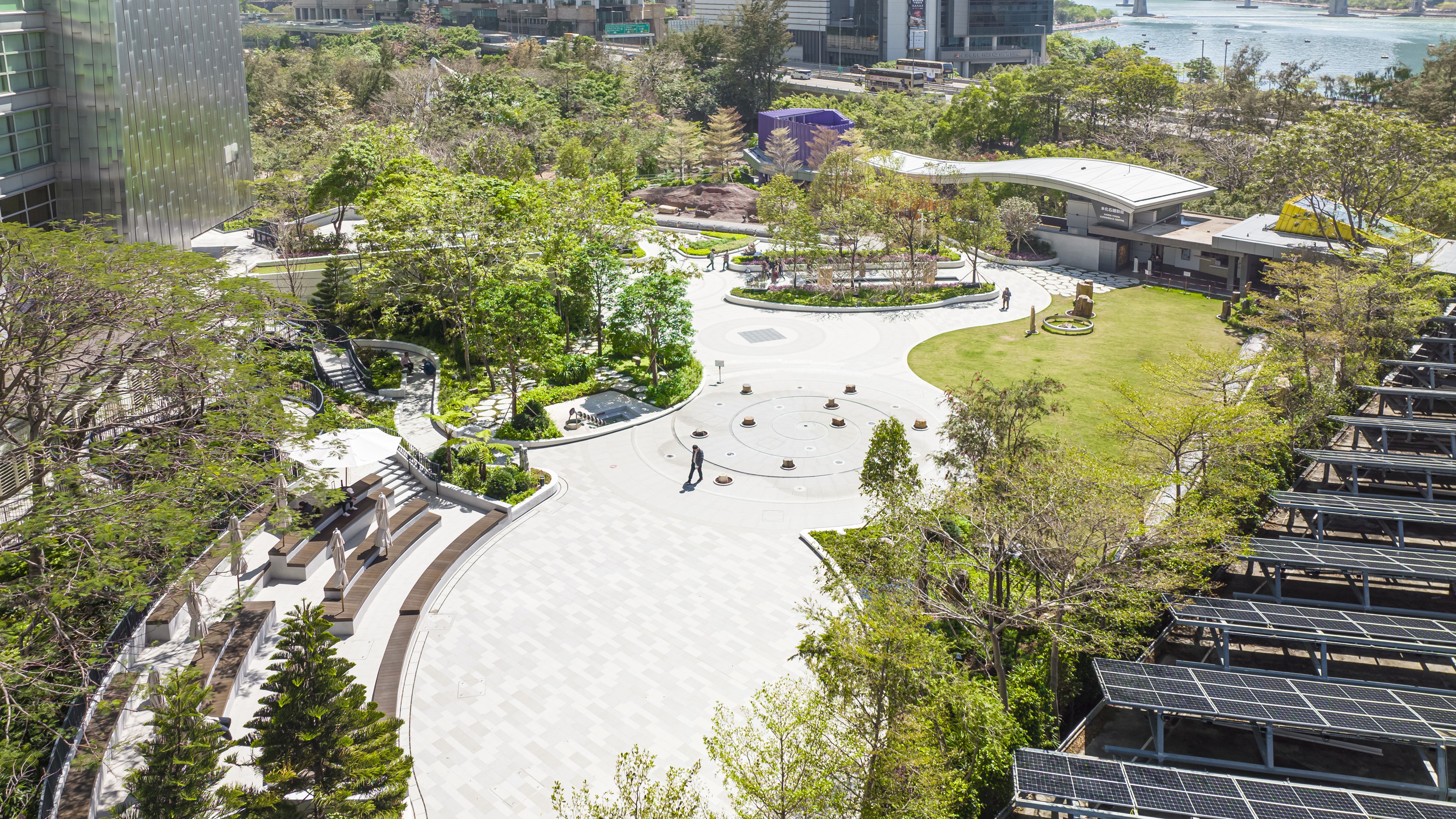 香港荃灣西如心園 (Nina Park)：佔地 7 萬平方呎的城市公園與旅遊勝地，展示世界級木化石珍藏與數百萬年自然歷史。