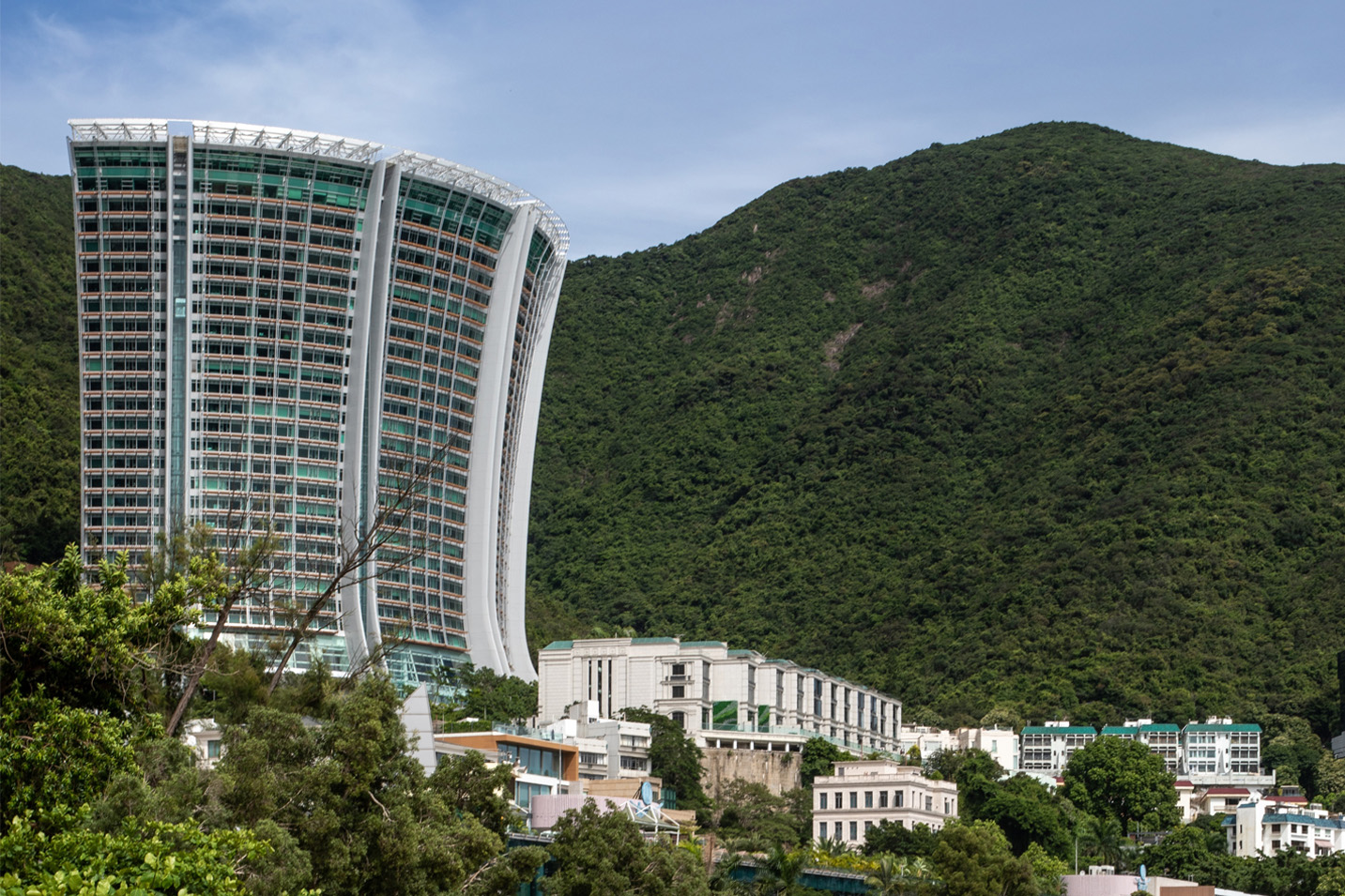 Chinachem secures a prime residential site in Repulse Bay at a record-breaking price, later developing The Lily, which is completed in 2010