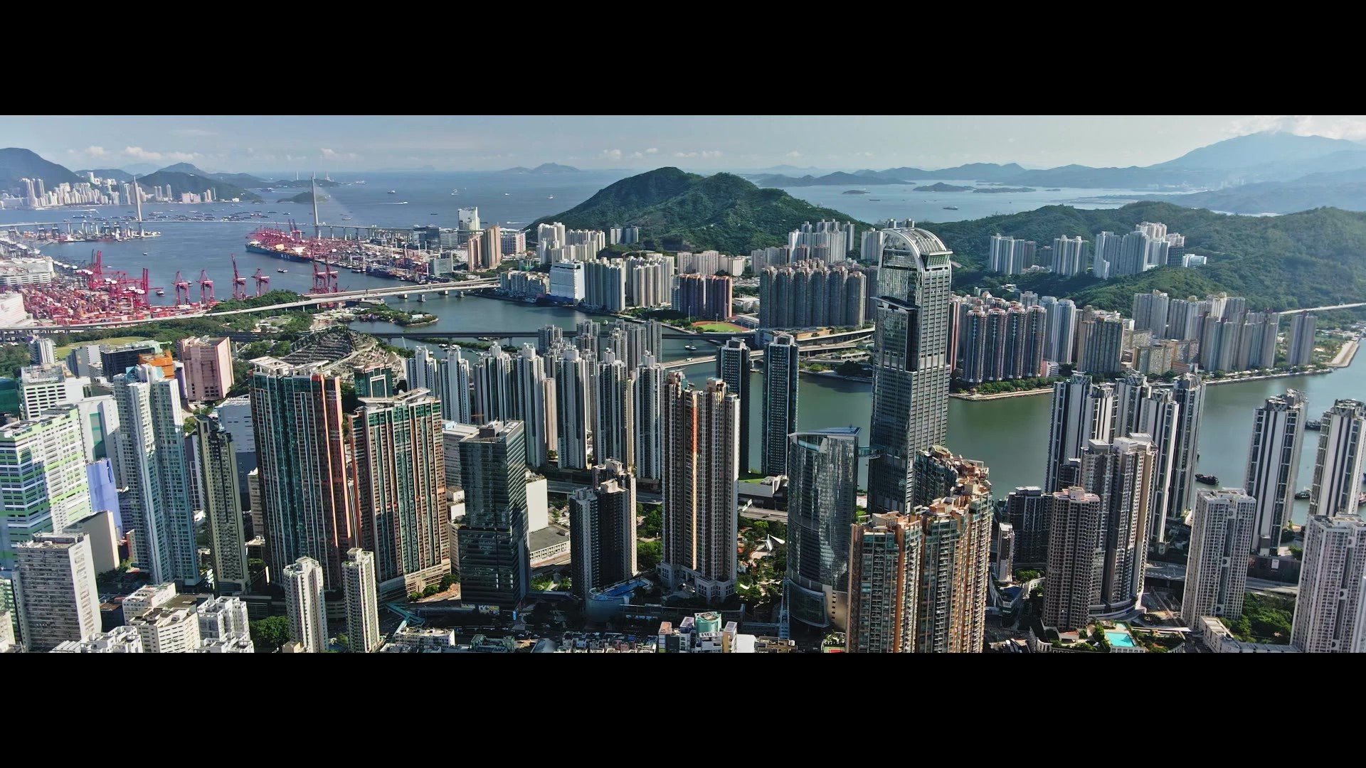 華懋集團 2026 年賦能工作空間：以人為本並視員工為成功基石，提供充足空間與時間，支援團隊追求專業成長並實踐個人價值與卓越成就。