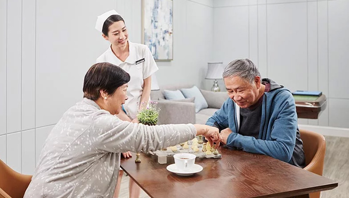 「尚耆．賢居」系列發展新概念護老服務，為長者提供優質且高性價比的安老選擇，包括松心薈、松齡樂軒及松齡雅苑，融合優雅居住環境與全面醫療、護理及個性化照護服務。