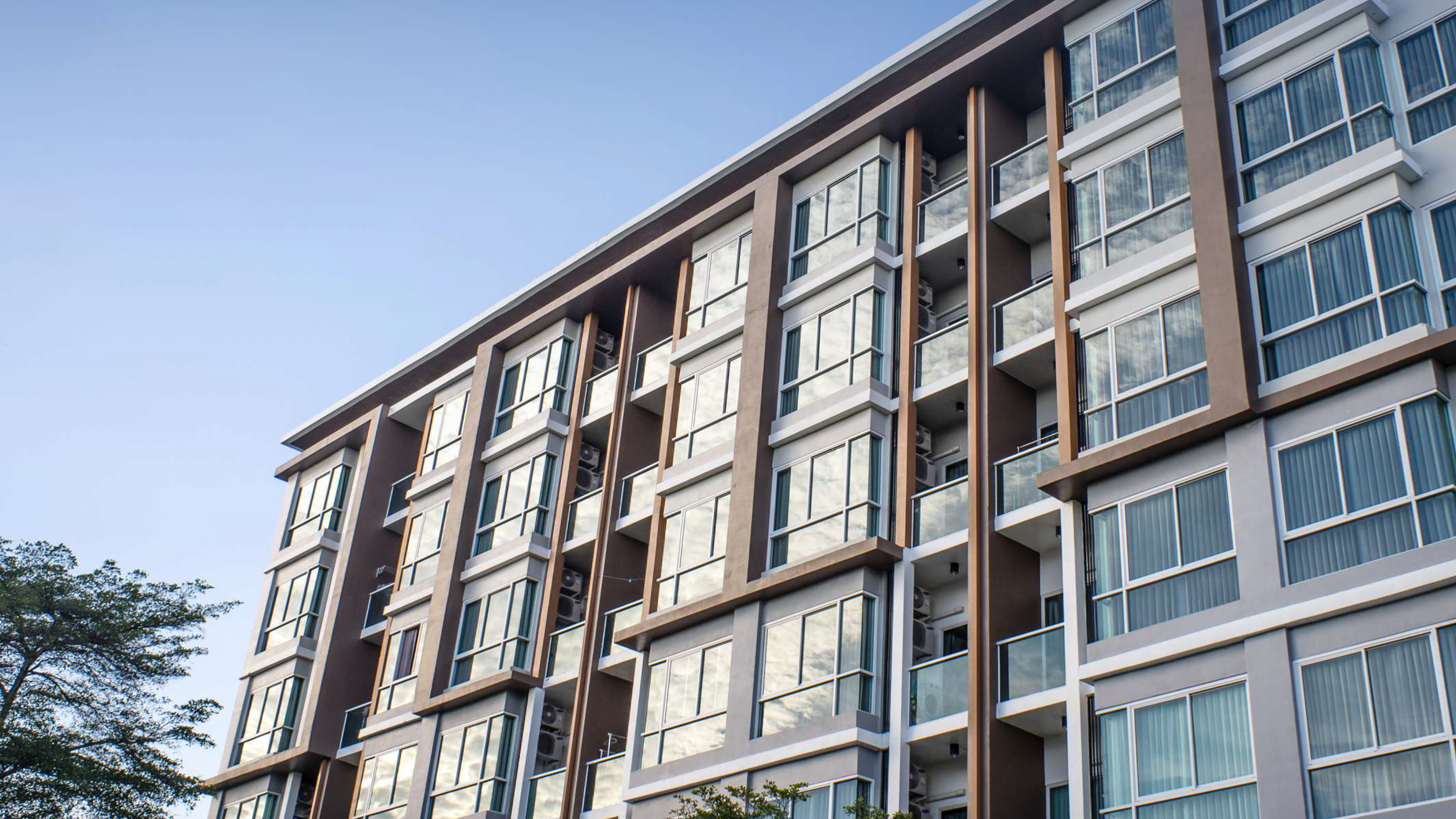 華懋集團與不同機構合作探索居家安老城市設計，先後發布與香港中文大學賽馬會老年學研究所合作的「健康齡活住宅設計指南計劃 2024」，以及由城市土地學會出版的「2023 年長者住屋報告」。