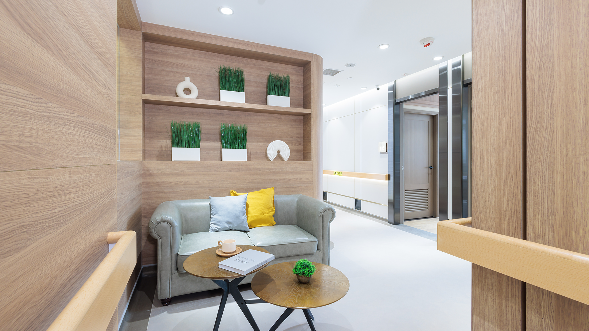 松齡護老自 1989 年成立，提供護理安老院舍、日間護理及復康服務，憑藉專業團隊及行業認證，包括 ISO 9001 品質管理系統及香港老年學會「安老院舍評審計劃」證書，致力樹立安老服務嶄新標準。