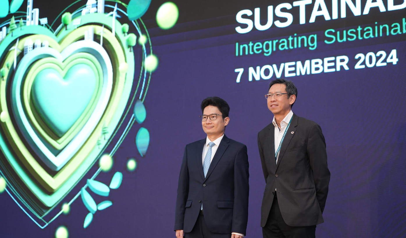 (Right) Wong Hung-han, Executive Director and Chief Operating Officer of Chinachem Group, and (Left) Joseph Chan Ho-lim, Acting Secretary for Financial Services and the Treasury.