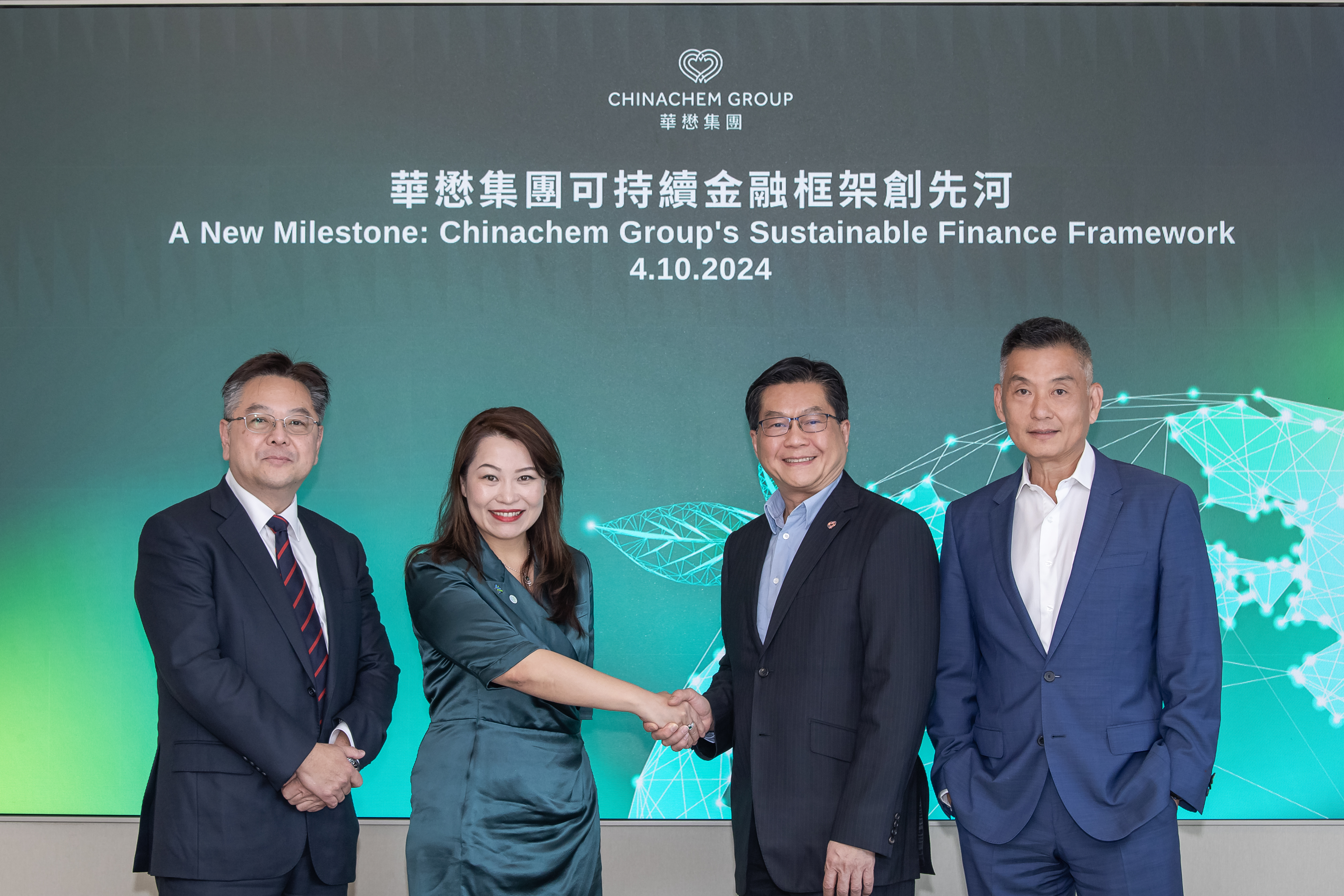 华懋集团与渣打银行首笔社会责任贷款签署仪式：渣打银行企业、金融机构及商业银行部本地企业主管董事总经理李健俊（左一）；渣打银行亚洲可持续金融部主管黄翠芝（左二）；华懋集团执行董事兼首席财务总裁曾殿科（右二）；以及华懋集团执行董事兼行政总裁张利民（右一）。