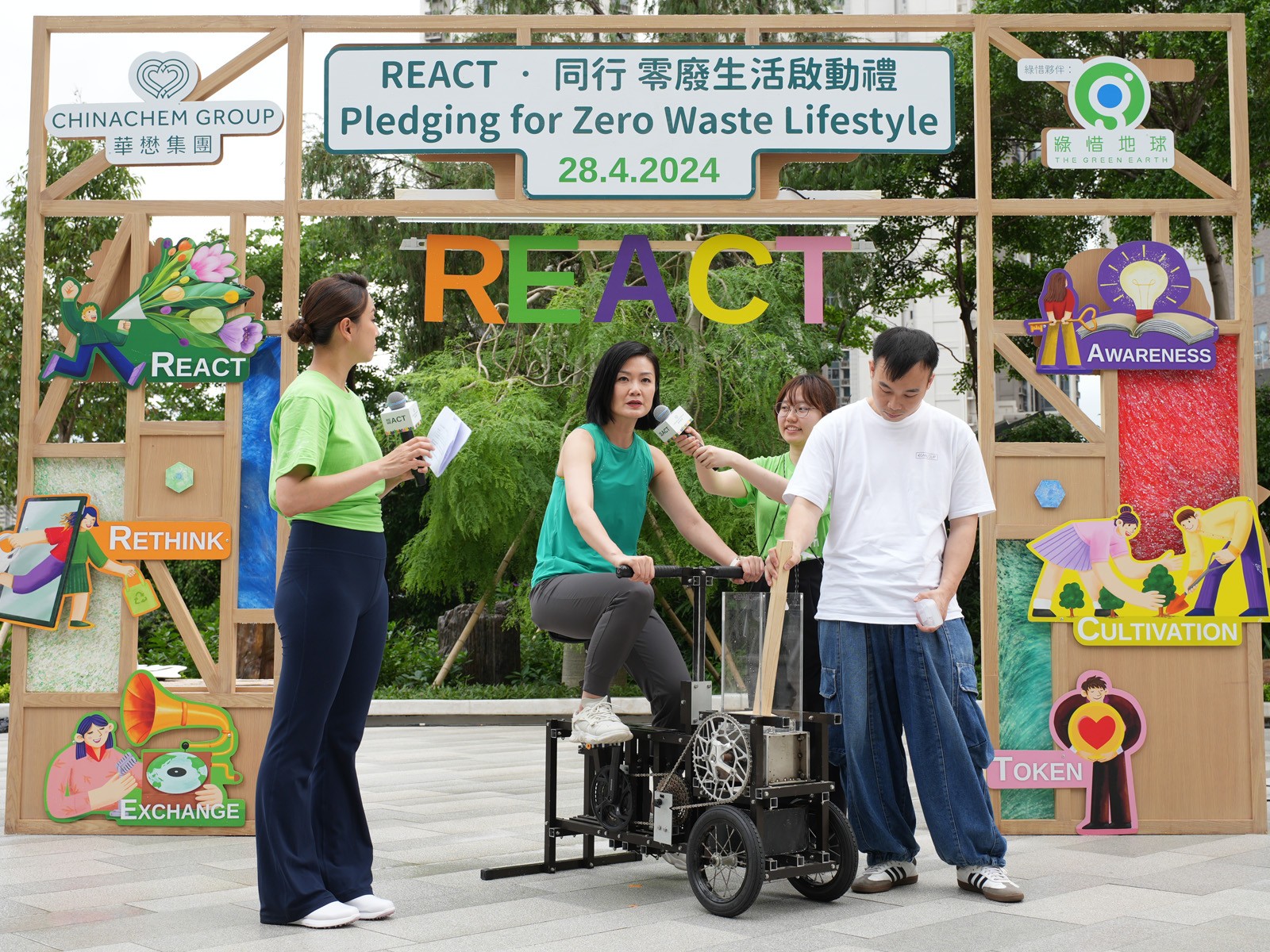 Renowned media veteran Akina Fong shares her tips on minimising the use of plastic as she also tries out the bicycle.