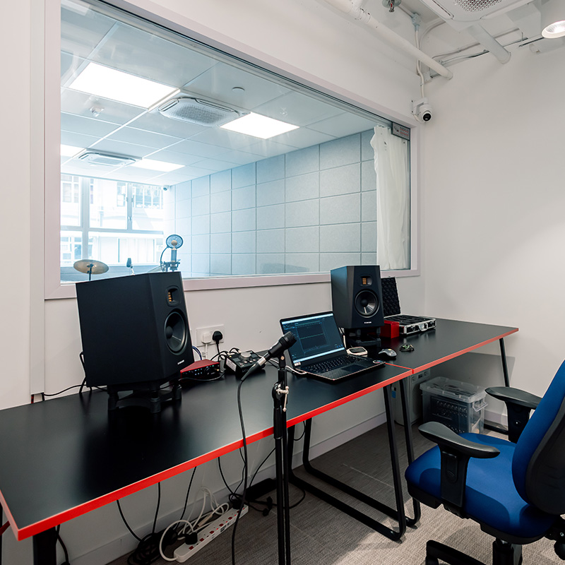 Multimedia Studio: Equipped with 3D printers and media editing facilities