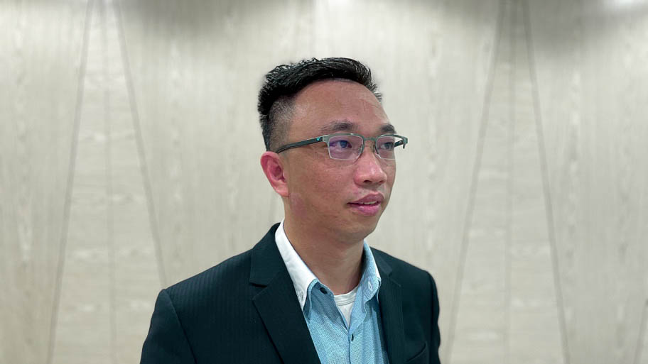 华懋集团物业服务部经理甘铭坚 (Kelvin Kam) 拥有逾 25 年资深经验，作为行业代表致力于推动物业管理创新科技应用与专业培训，提升香港物业服务的国际化水平。