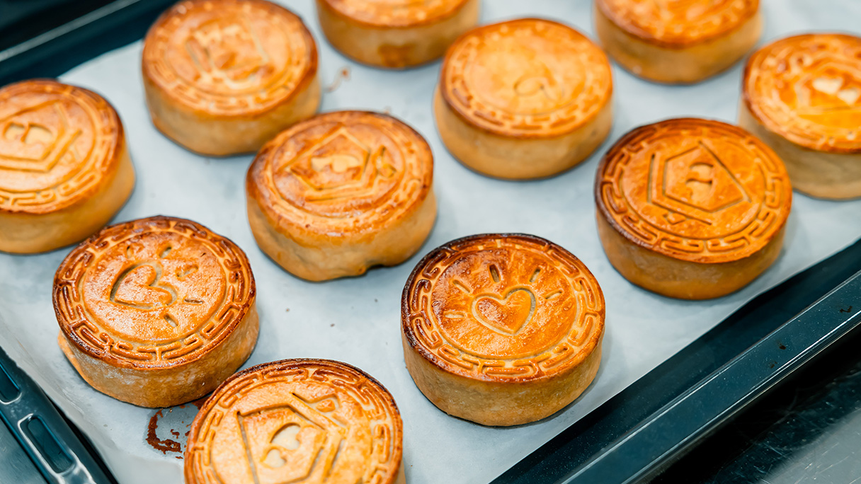 Chinachem Group's management and colleagues joined members and their families for a mooncake-making workshop and lantern riddle activities.